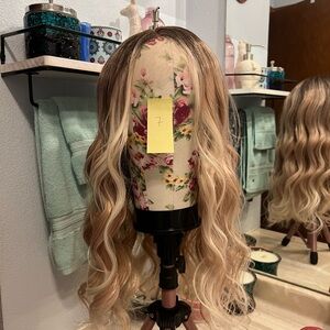 IMStyle “Jamie” Apricot Blonde Wavy Hair Wig. NWT